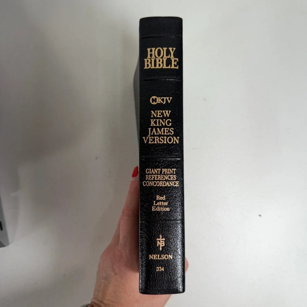Nelson NKJV Holy Bible Giant Print Personal Size Reference Edition Black 334